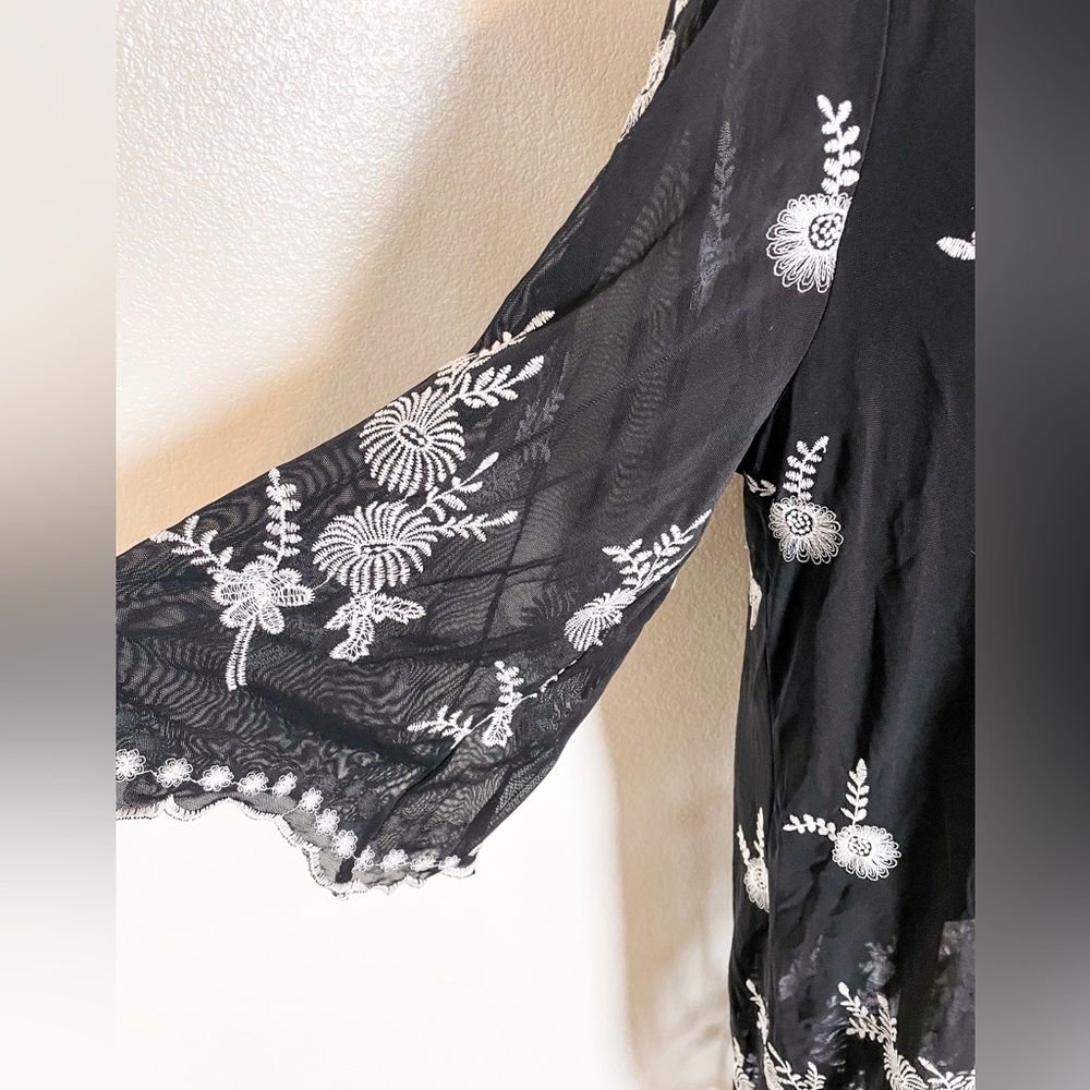 Pins and Needles Embroidered Black and White Sheer Kimono Size L - Picture 6 of 9